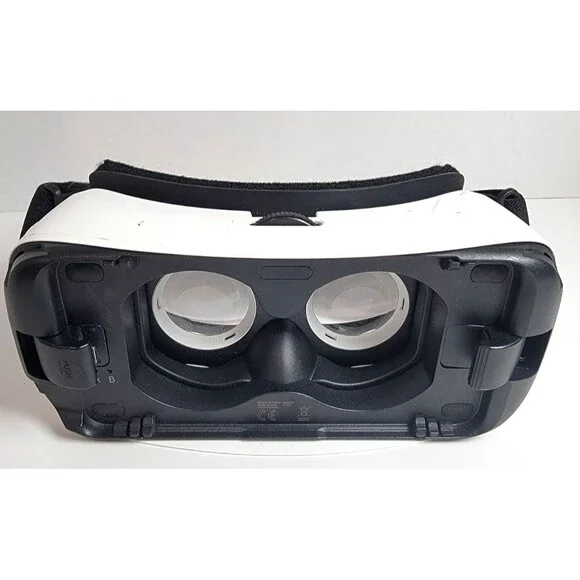 Samsung Gear VR SM-R322 Headset Powered Oculus White For Parts Repair Untested
