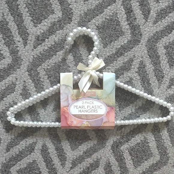 🆕Tahari Pearl Plastic Hangers - White