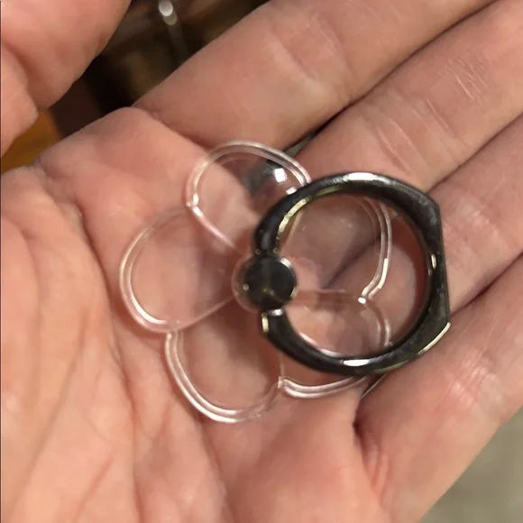 NWOT Clear Flower Phone Ring with Gunmetal Ring Holder