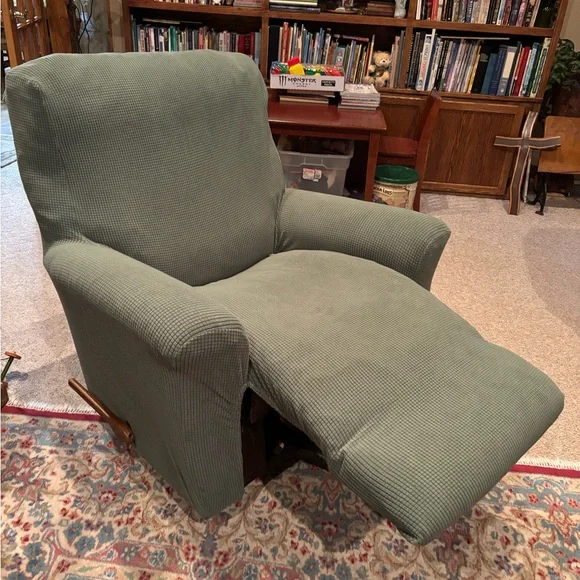 2–Green Recliner 1 piece Chair Covers. $30 both or $20 for one.