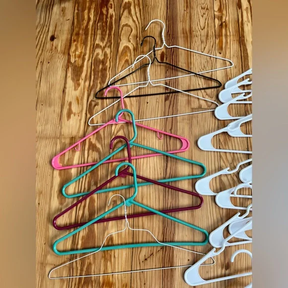 Lot of 23 hangers (mix of plastic and metal)