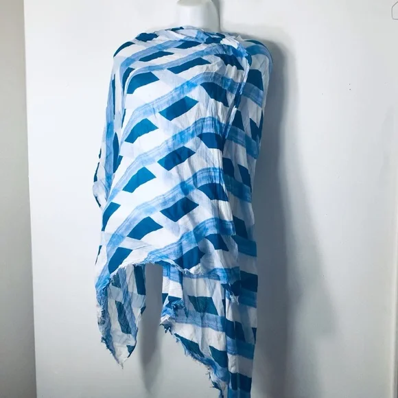 Banana Republic Blue and White Patterned scarf wrap women