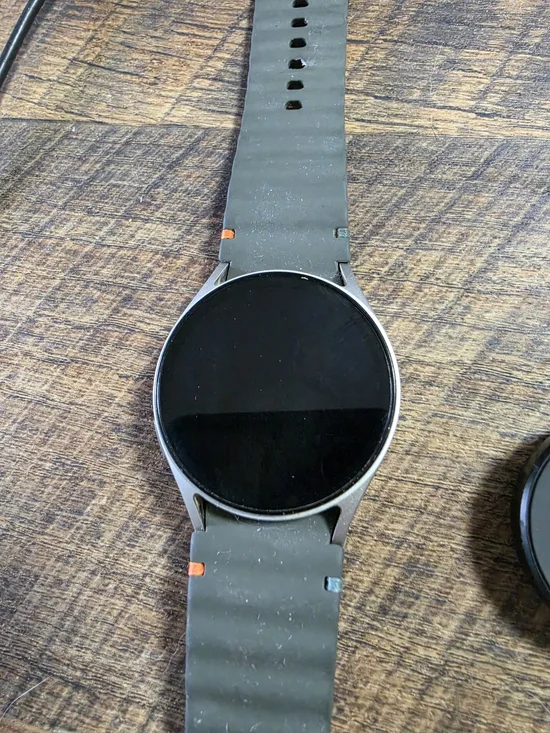 Samsung Olive Green Silicone Smartwatch Strap with Round Black Dial, Charger