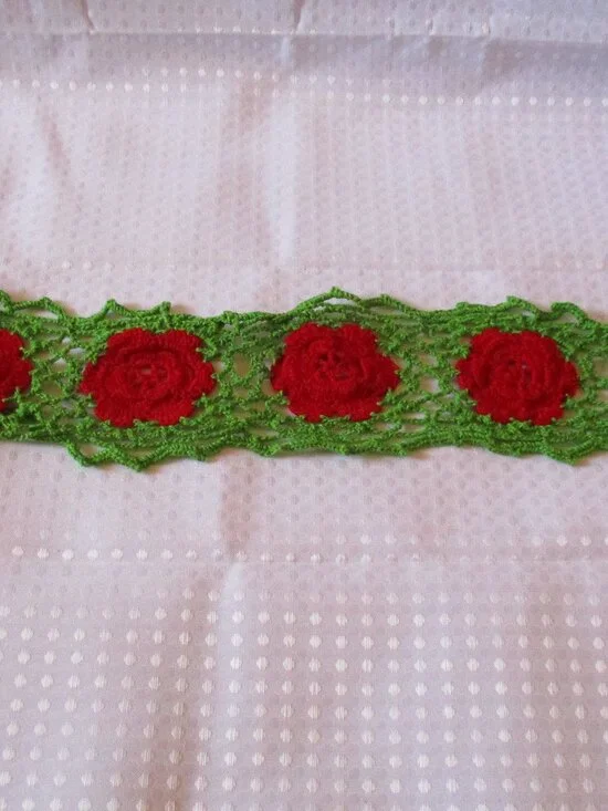 Vintage Red Flowers W/Green Encircling Hand Crochet End Table Runner 17