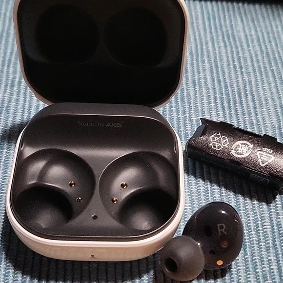 Samsung Galaxy Buds 2 *See description