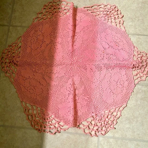 VTG Crocheted pink Octagon shaped small table cover. Measures 26 inches across