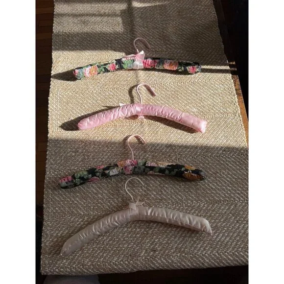 Set a four vintage cloth hangers