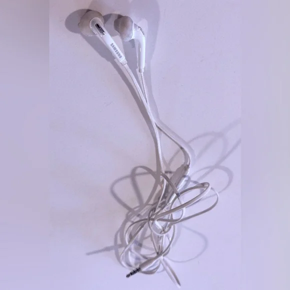 Samsung White Galaxy Earbud Headphones