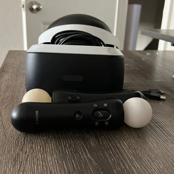 COPY - Ps4 vr headset comes with all parts except the camera. Doesn’t have box.
