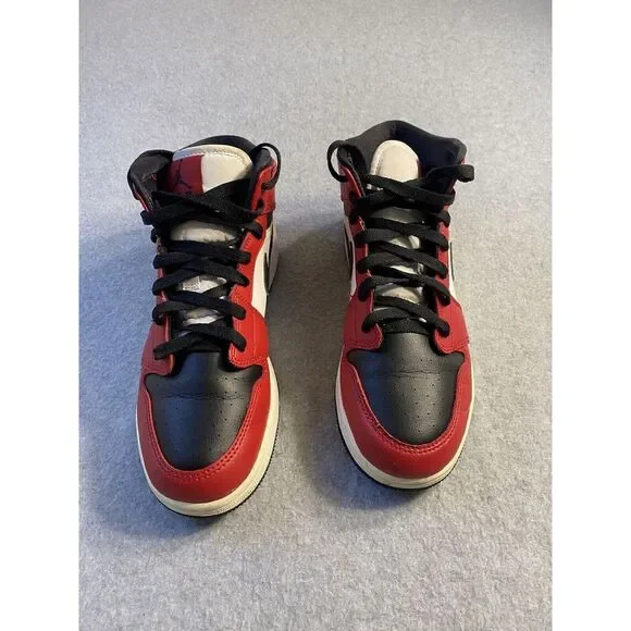 Size 6.5 - Jordan 1 Mid Chicago Black Toe 554724-069‎
