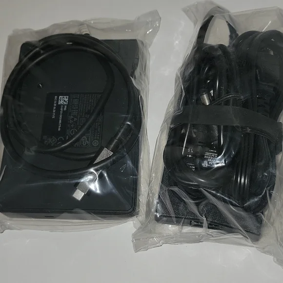 𝅺DELL 15WD Monitor Dock 4K +130 W adapter NIB