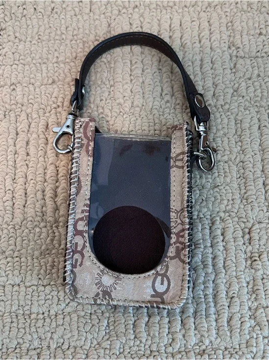 UGG Vintage Cell Phone Wristlet Case in Brown