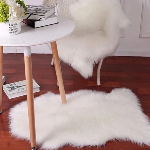White Faux Fur Throw - soft & silky!