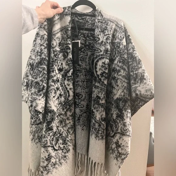 Rachel Zoe Black and White Patterned shoulder wrap