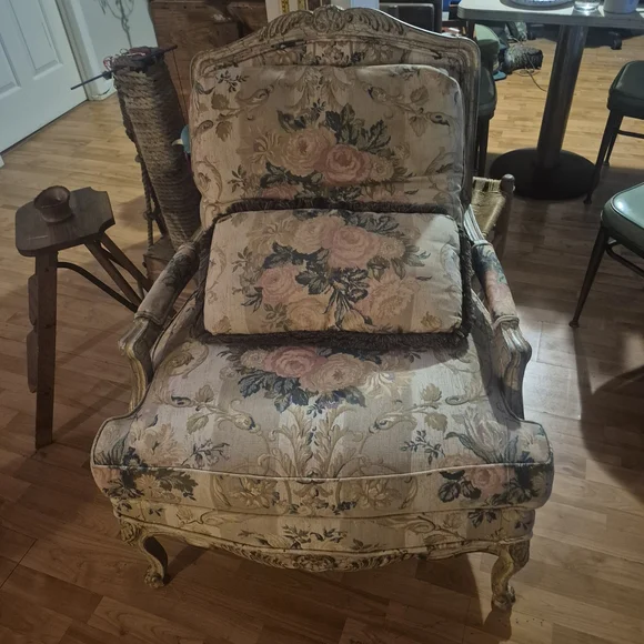 Floral Upholstered Chaise Lounge in Rose and Cream