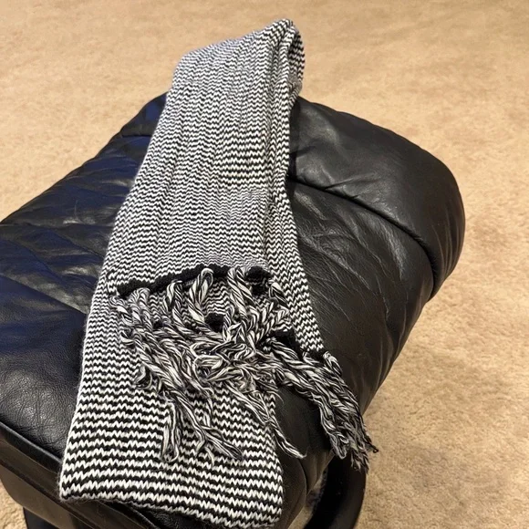 Banana Republic Black and White Knit Scarf
