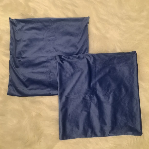2pk blue velvet throw pillow case covers- New in package. No tags