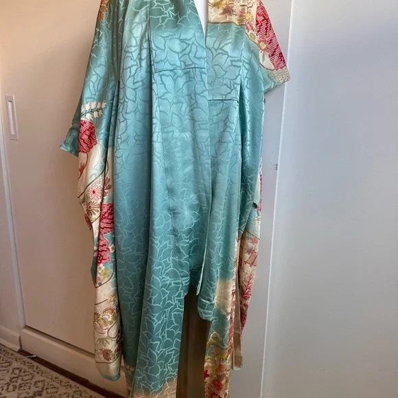Elegant Floral Kimono Robe