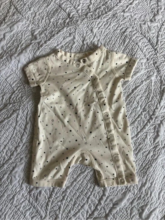 Hanna Andersson Cream Newborn Jumpsuit with Black Star Print