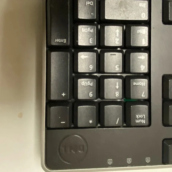 Dell multimedia usb wired keyboard (model KB522p) with palm rest.