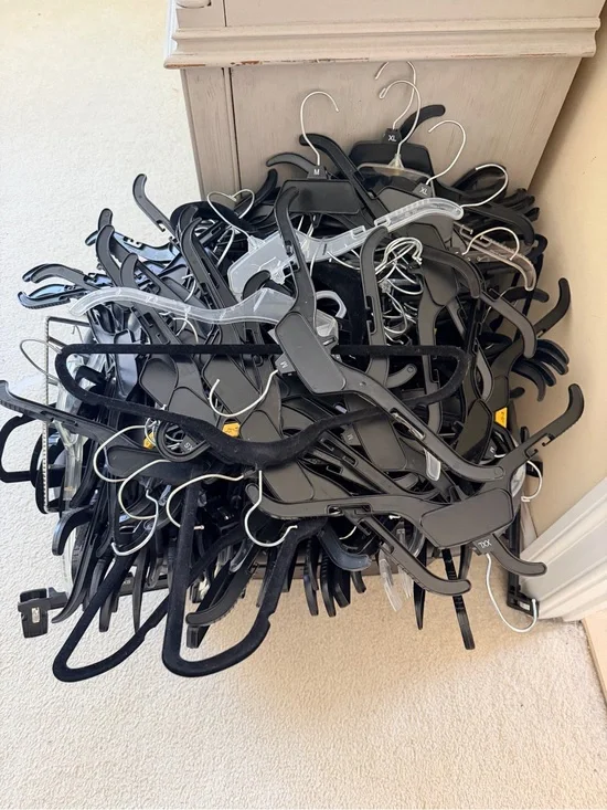Commercial 25 count Bulk Assorted Black Plastic Clothing Hangers Swivel GUC