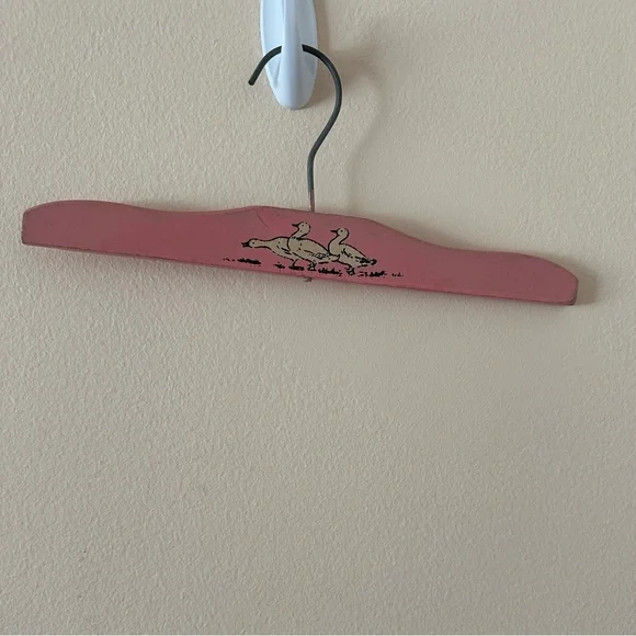 Vtg Pink Wooden Hanger with Duck Design Good condition