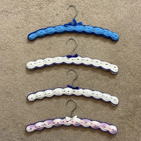 Vintage Crochet-Covered Padded Hanger Set – Set of 4 – Excellent Condition