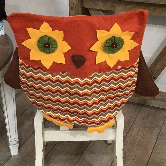 Chair back covers OWL with a matching pillow.
