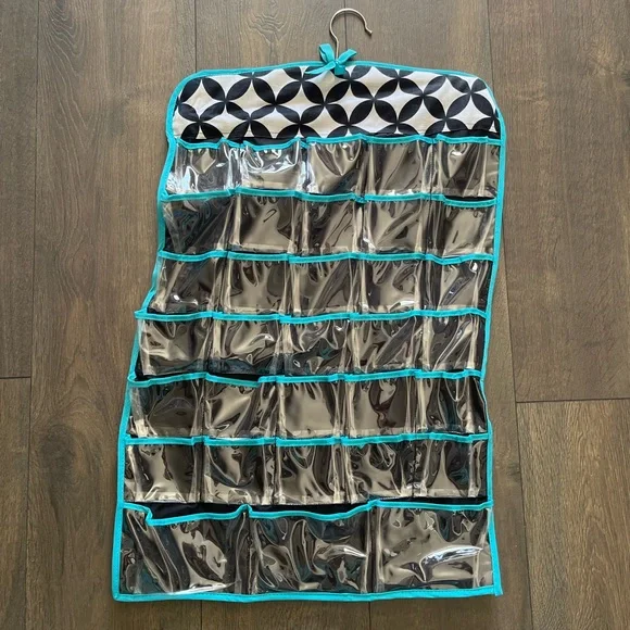 Hanging jewelry holder