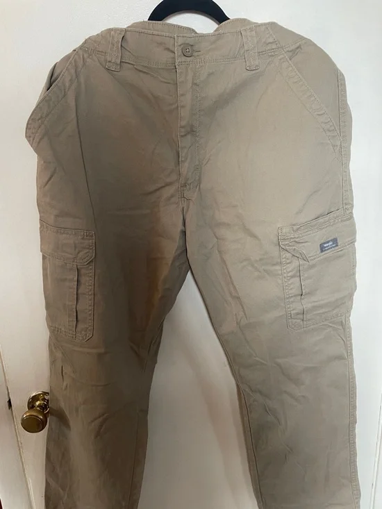 Wrangler Casual Khaki Cargo pants. 36 x 30. Nice condition