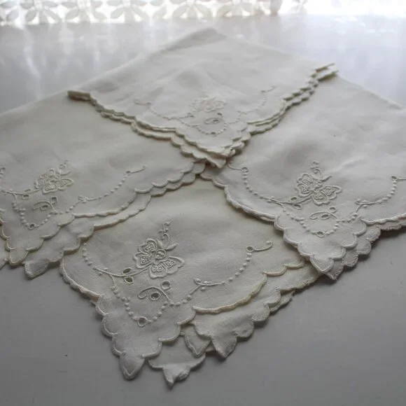 Set of 4 Cloth Linen Off White Embroidered Scalloped Edge Napkins