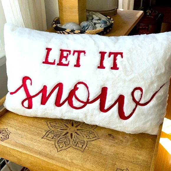❄️☃️LET IT SNOW Soft, plush Holiday Pillow! NWT ❄️Cozy comfort for your home