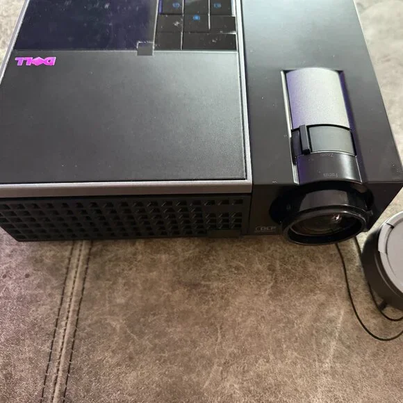 DELL M210x DLPHD PORTABLE PROJECTOR GREAT SHAPE - HDMI - FREE CASE