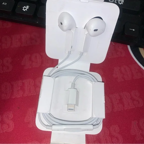 Apple White Wired Earbuds with Lightning Connector