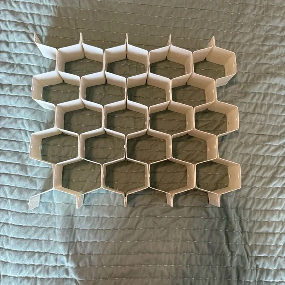 WHITE HONEYCOMB ORGANIZER