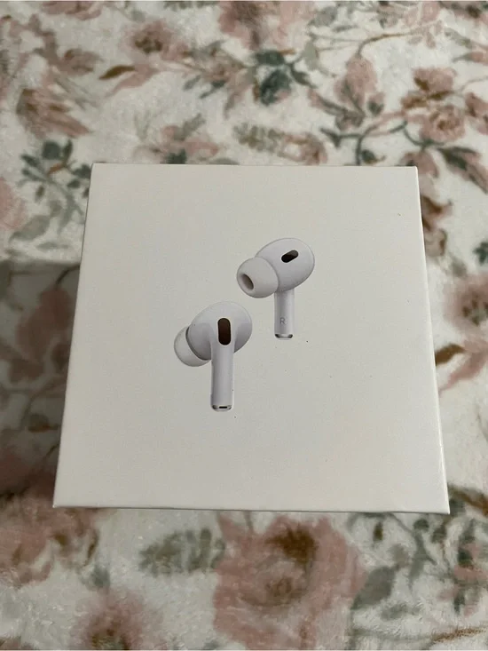 Wireless In‑Ear Earbuds in White - True Wireless Stereo