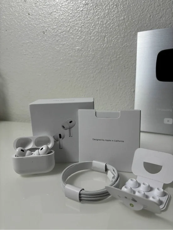 Apple White AirPods Pro with Case, Cable and Extra Ear Tips