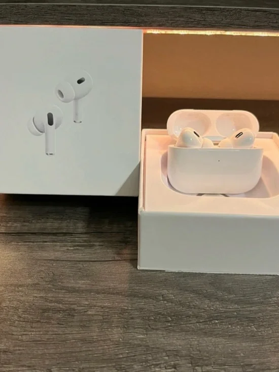 Apple AirPods bundle Wireless Earbuds in White with Charging Case