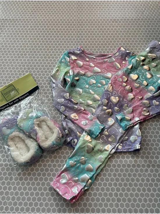 NWOT Extremely Me Girls Pastel Rainbow Heart Pajama Set Metallic Hearts Size 6