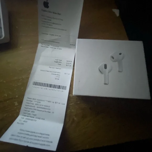 Apple White Wireless Earbuds with Charging Case - True Wireless Stereo