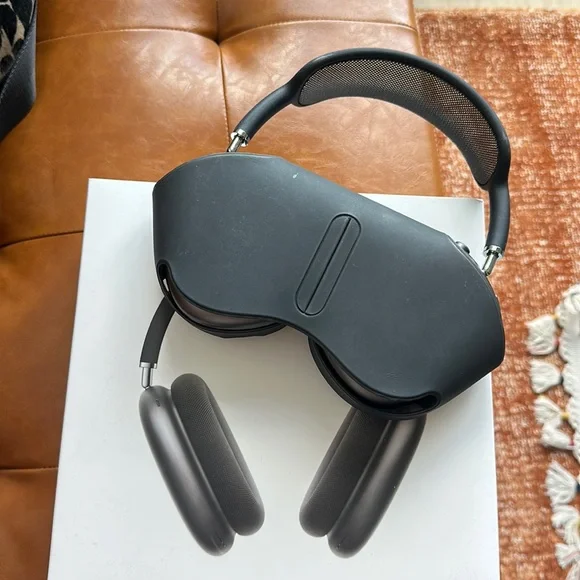 Apple headphones black Bluetooth comes with the box plus Apple care