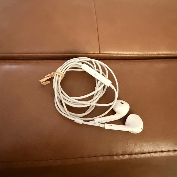 Apple iPhone White Wired Earbuds. Excellent used condition /maybe not used.