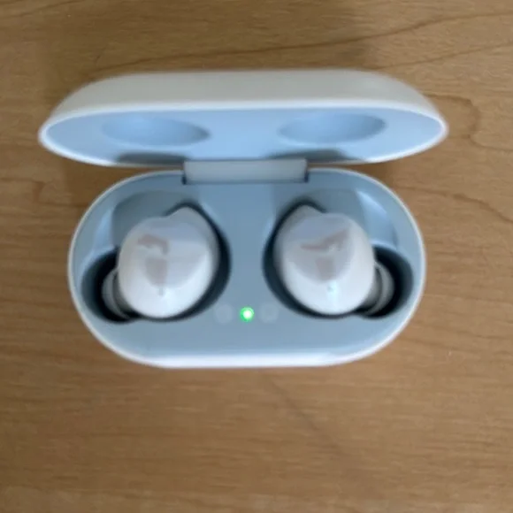 Samsung White Wireless Earbuds with Charging Case SM-R170