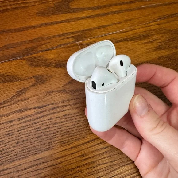 Apple White Wireless Earbuds with Case