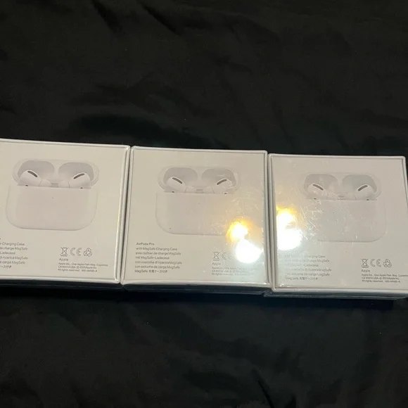 Apple White Wireless Earbuds with Charging Case