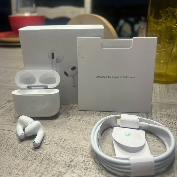 Apple White Wireless Earbuds with Charging Cable