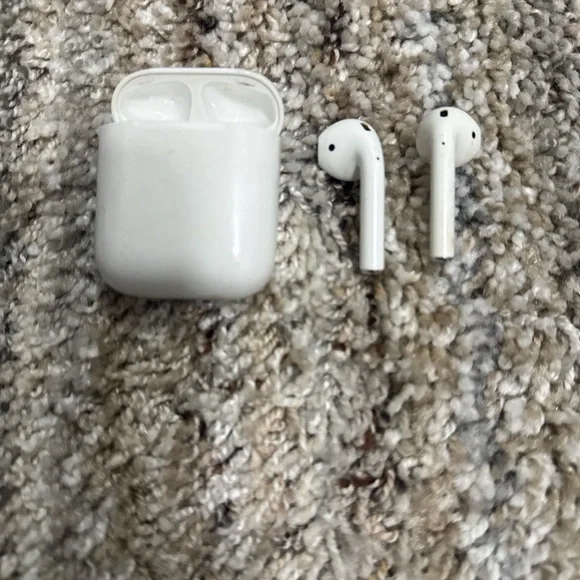 Apple White Wireless Earbuds with Case