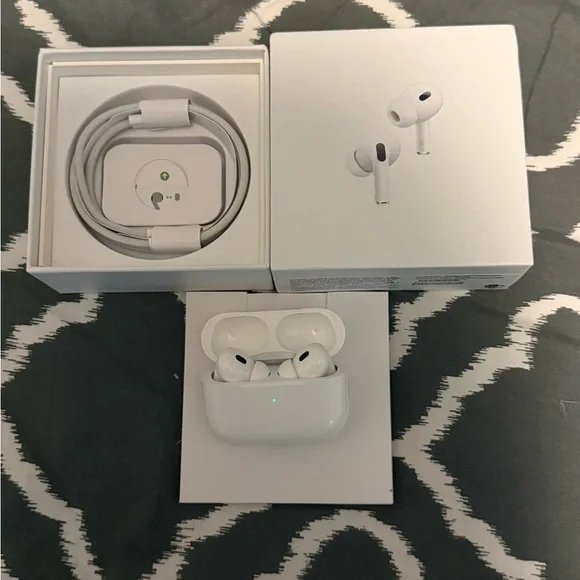 Apple White Wireless Earbuds with Charging Cable