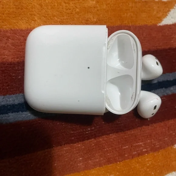 Apple AirPods 2 - Model A2031 - 2nd Generation - 1602 Charging Case - White