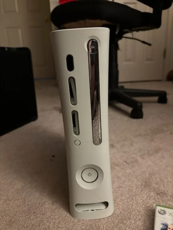 White Xbox 360 Slim Console - Front Facing
